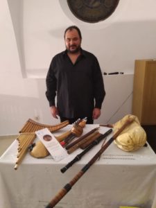 Pablo Mezzalani with his instrumentsy sus instrumentos